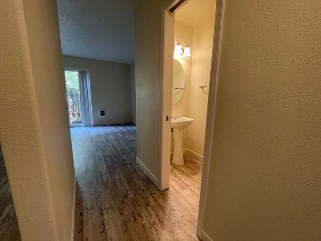 Building Photo - 2 Bedroom Duplex in Gated Community with W...