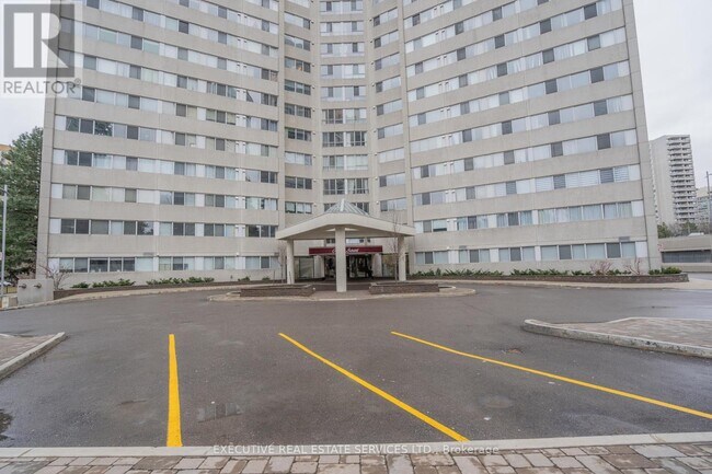 Photo du bâtiment - 3700-3700 Kaneff Crescent