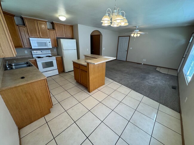 Building Photo - 2 bedroom 2 bathroom duplex with yard care...