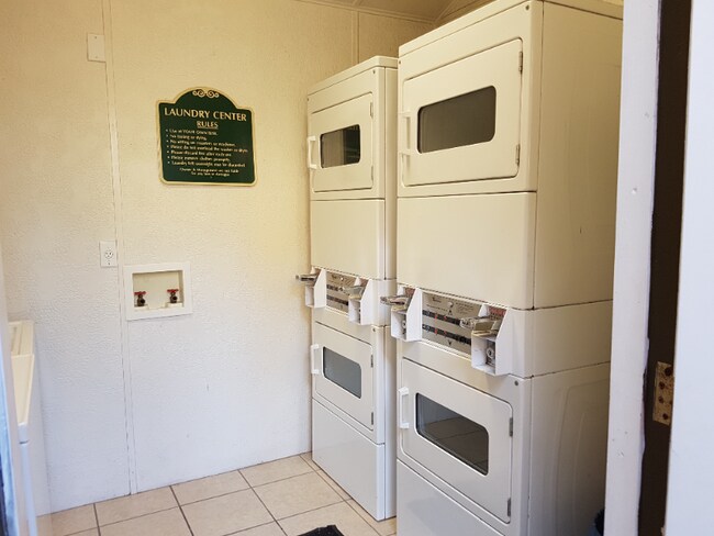 Foto del edificio - 245 N Halifax Ave