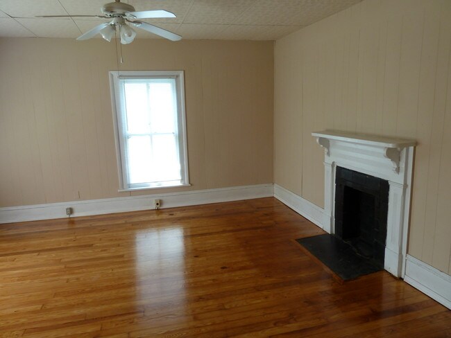 Building Photo - 423 E Emerald Ave