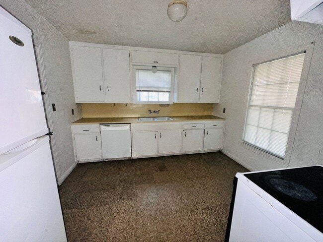 Foto del edificio - 3 bed/2bath with W/D connections and 2 garages