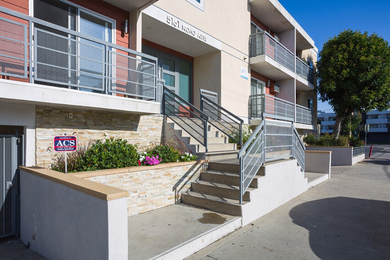 Foto principal - 5161 Riverton Ave