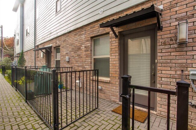 Building Photo - 6051 Ross Ave