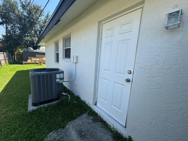 Building Photo - 2468 SW Garcia Ave