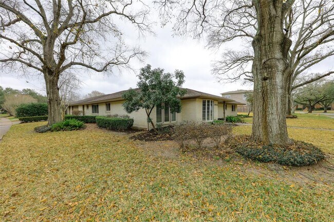 Building Photo - 5050 Glenmeadow Dr