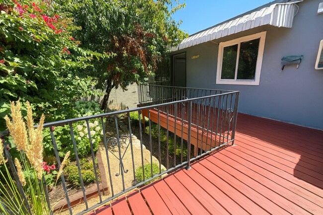 Foto del edificio - Stunning Remodeled 2-Bedroom Condo in the ...