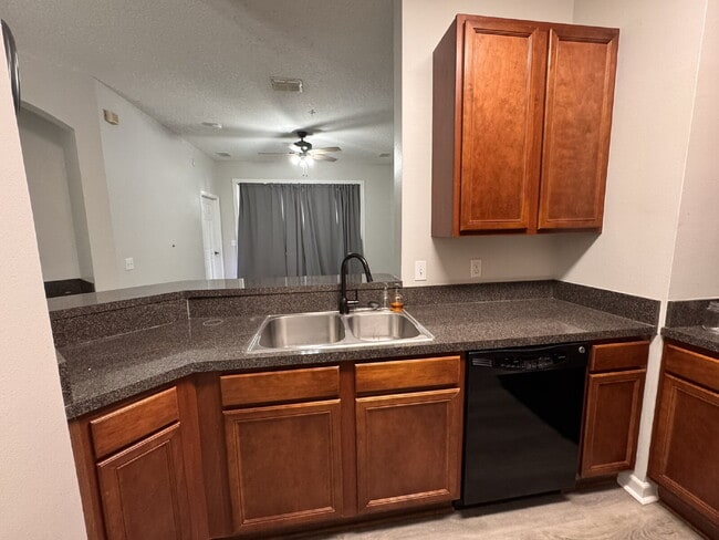Building Photo - Modern 3rd-Floor Condo Near Beach & Southside