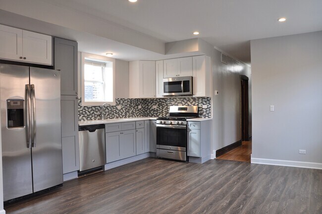 Kitchen - 2711 N Marshfield Ave