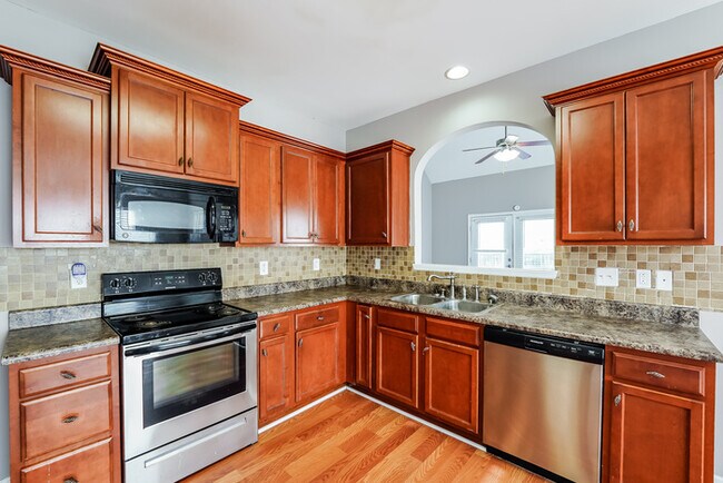 Building Photo - Stunning 4 Bedroom Home!