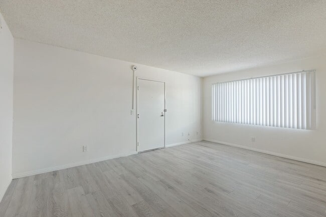 Foto del edificio - 7233 Loma Verde Ave