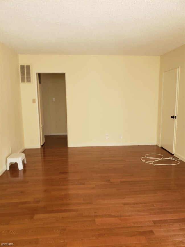 Foto del edificio - 2 br, 1 bath Apartment - 8013 Blackburn Ave 2