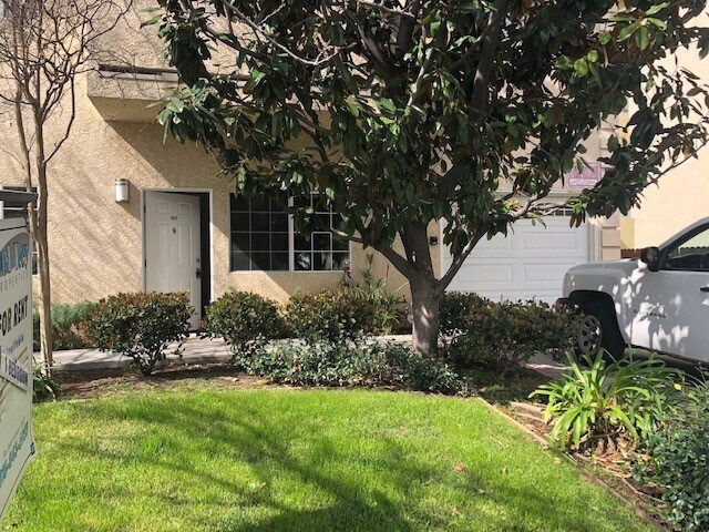 Front of building - 221 N Screenland Dr