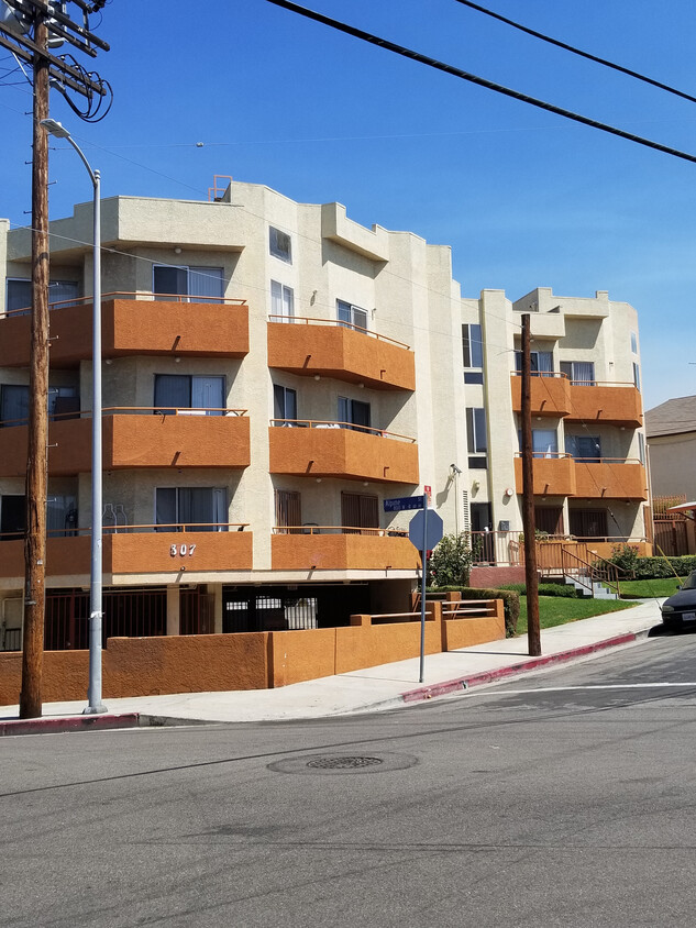 Foto principal - 807 N Bunker Hill Ave