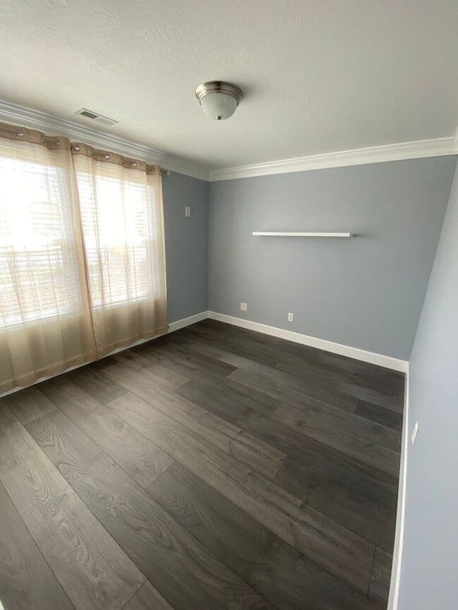 Foto del edificio - Newer NE Home, Gas Heat & A/C, All Applian...