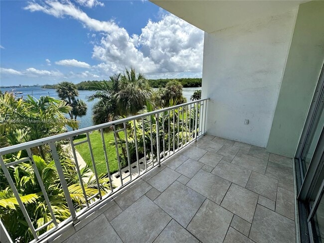 Foto del edificio - 500 Bayview Dr