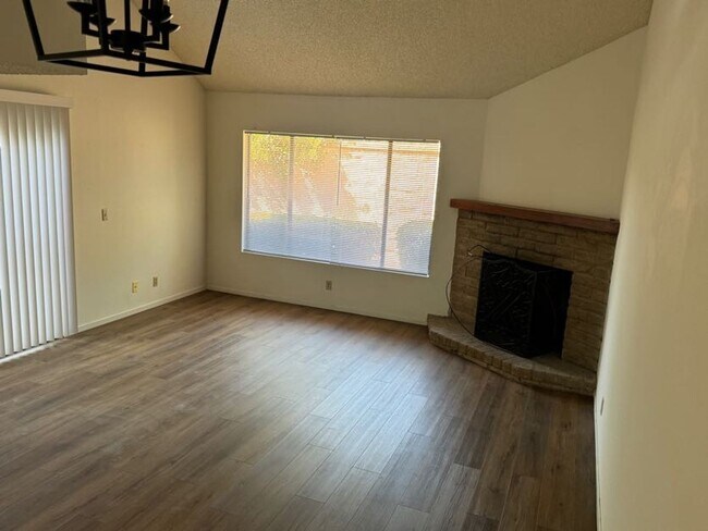 Building Photo - 2 bedrooms, 1.5 baths - Condominium in Qua...