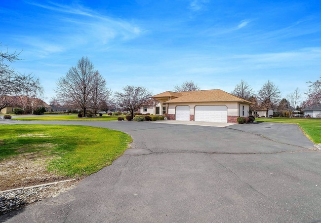 Building Photo - Beautiful Large Home in Ridgeview Estates