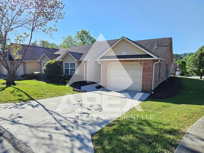 Foto del edificio - MOVE-IN SPECIAL, $1 RENT!! - Stunning 2 Bd-2 Ba Condo with 1-Car garage in North Knox! END UNIT!