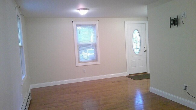 Building Photo - 105 Flagg St