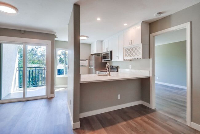 Building Photo - Beautifully renovated and located in the h...