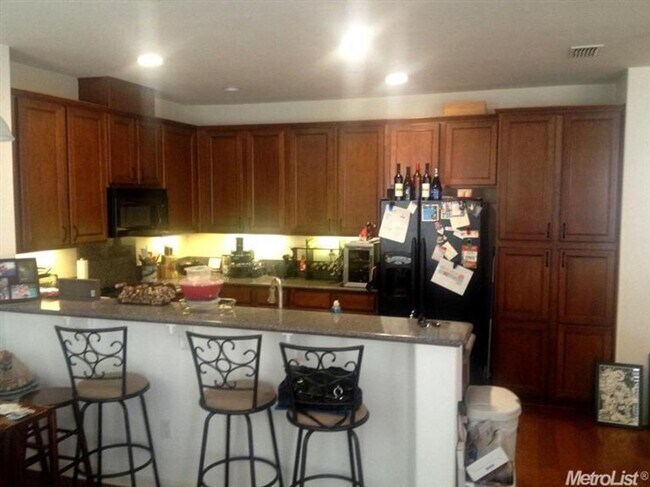 Foto del edificio - Adorable 2/2 Natomas Condo!  PLEASE READ ENTIRE AD FOR VIEWINGS!!!!
