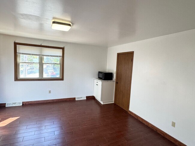 Foto del edificio - 2 Bedroom/ 1.5 Bath - New Kitchen and Carpet