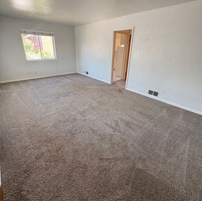 Foto del edificio - 3 Bedroom Duplex in Sugarhouse!