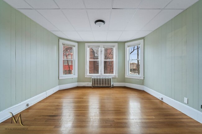 Building Photo - 464 Pleasant St