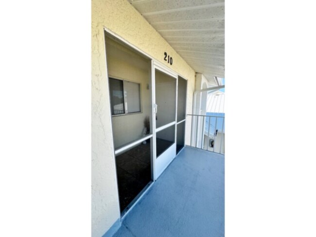 Building Photo - 2 Bedroom/2 Bath Condo! SW Cape Coral