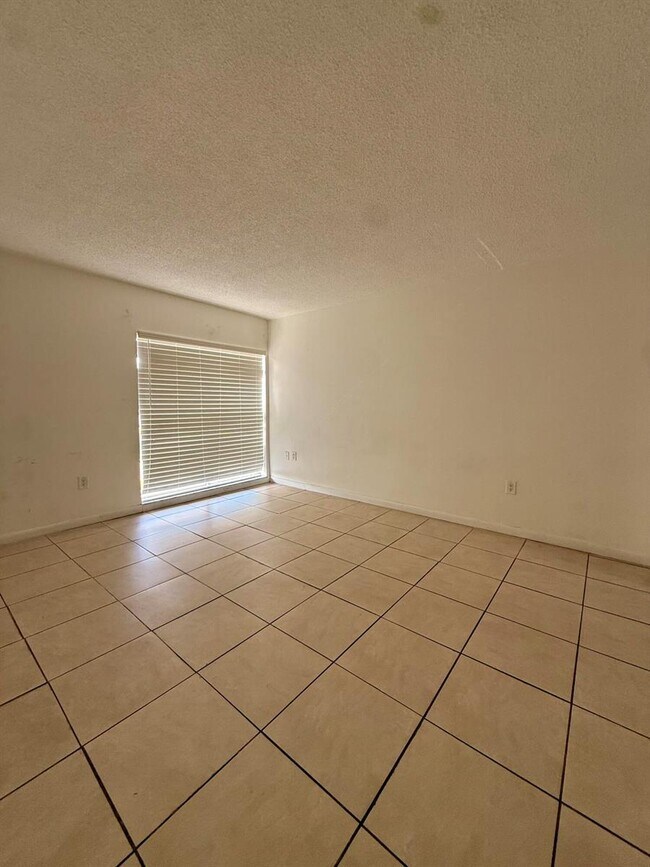 Foto del edificio - 8775 Park Blvd
