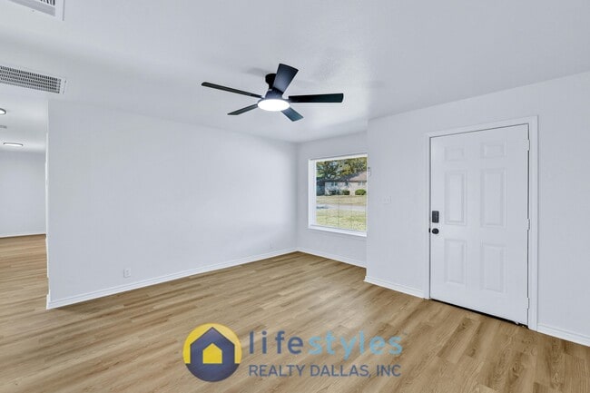 Foto del edificio - 211 Woodlawn Dr