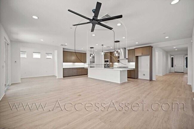 Building Photo - Spacious 4 Bed / 3 Bath Home In Beautiful ...