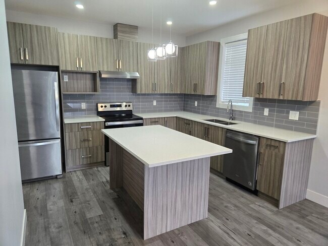 Building Photo - 834 Cadder Ave