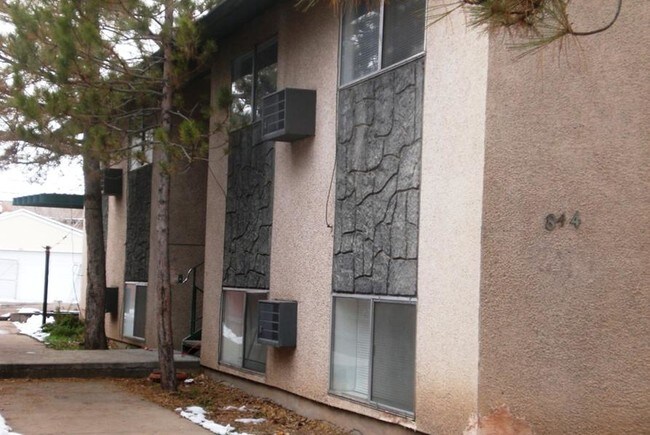 Building Photo - 844 S Roberta St