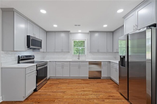 Foto del edificio - 1338 Montreat Ave SW
