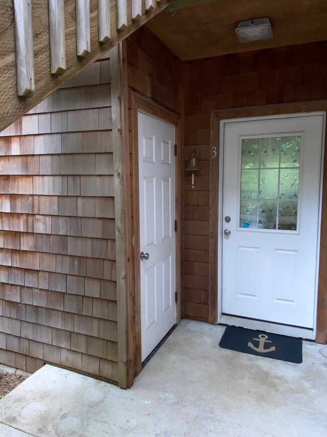 End Unit, #3, Front Door and Storage Closet - 425 SE Shell Ave