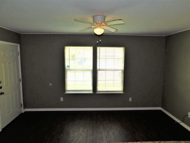 Building Photo - 304 Janelle Dr
