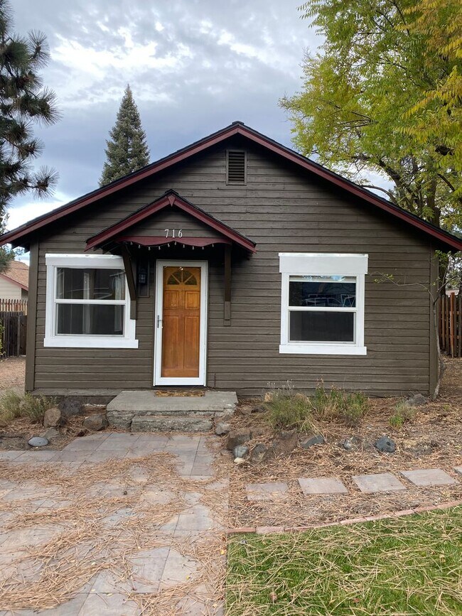 Building Photo - 716 NE Quimby Ave