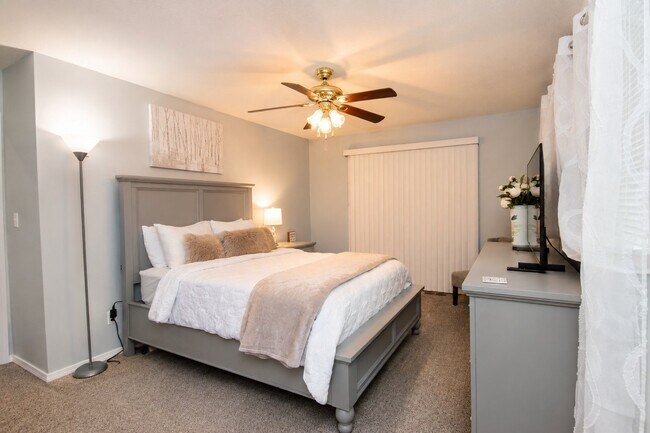 Foto del edificio - 1220 N Lake Leelanau Dr