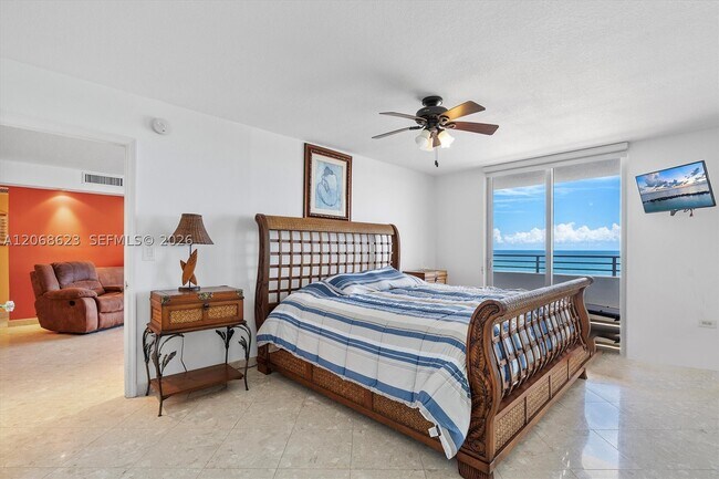 Foto del edificio - 5555 Collins Ave