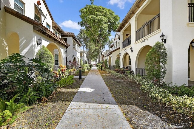 Building Photo - 2938 St Thomas Dr