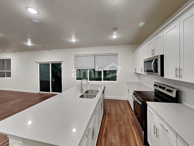 Foto del edificio - 4390 N Poplar St