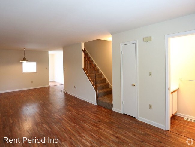 Building Photo - 2 br, 2.5 bath House - 3923 Eastgate Dr.