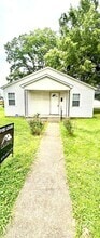 Building Photo - 257 N Pine Ave