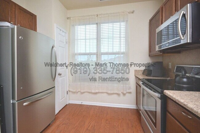 Building Photo - 100 Stratford Lakes Dr