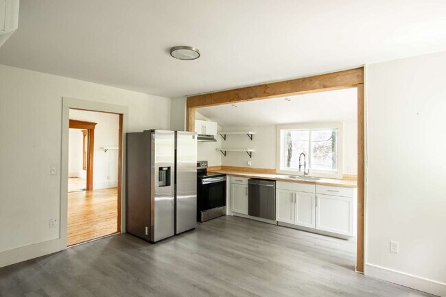 Foto del edificio - Walk to Downtown Norway from This Bright, Beautifully Renovated First-Floor Apartment