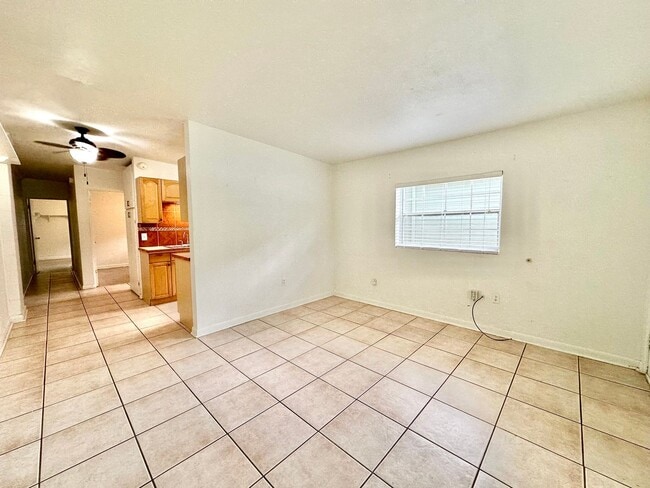 Foto del edificio - Charming 2-Bedroom/1-Bath Duplex in Wadevi...