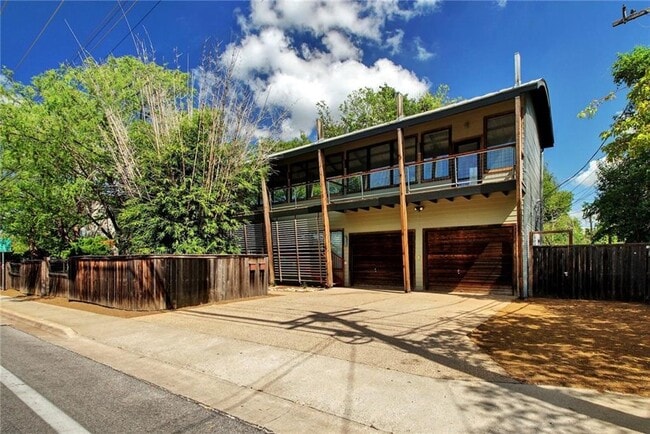Foto del edificio - 1308 W N Loop Blvd