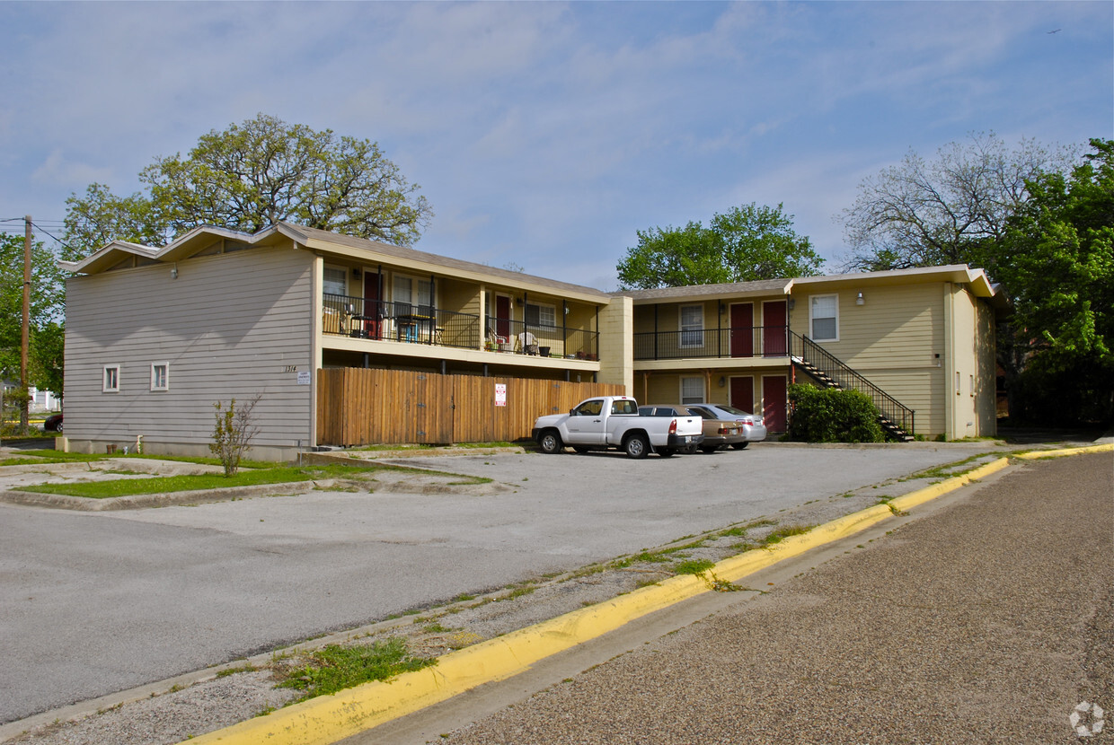 Primary Photo - Oak Street Apartments